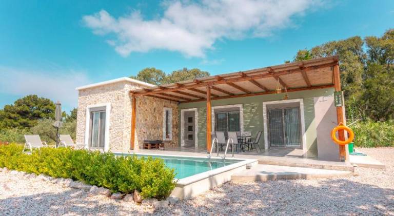 Lovely villa with terrace, private pool & yard | Good for workation | Pets allowed — photo 4