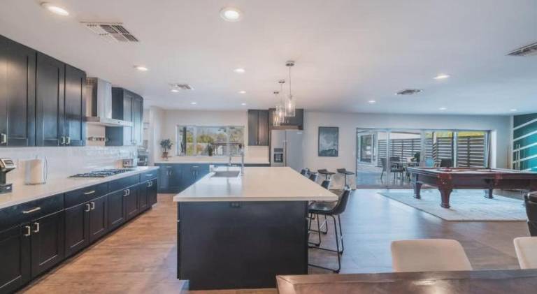 House with barbecue, yard & private pool | Suitable for remote work — photo 4