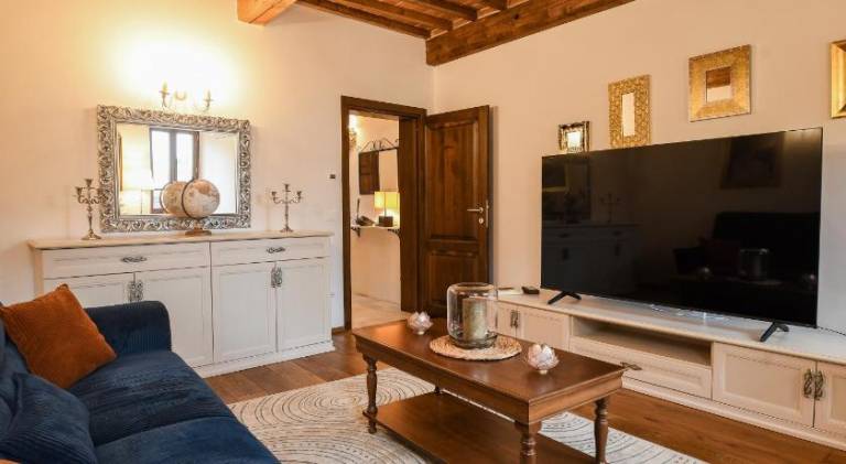 Fully equipped spacious vacation home with patio | Pet-friendly — photo 2