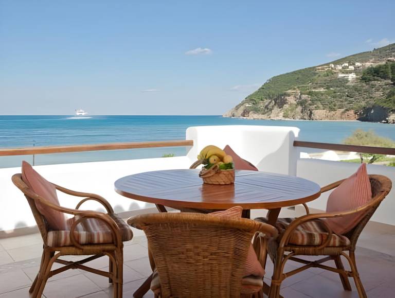 Family-friendly serviced apartment with terrace, yard & pool | Pets allowed — photo 3