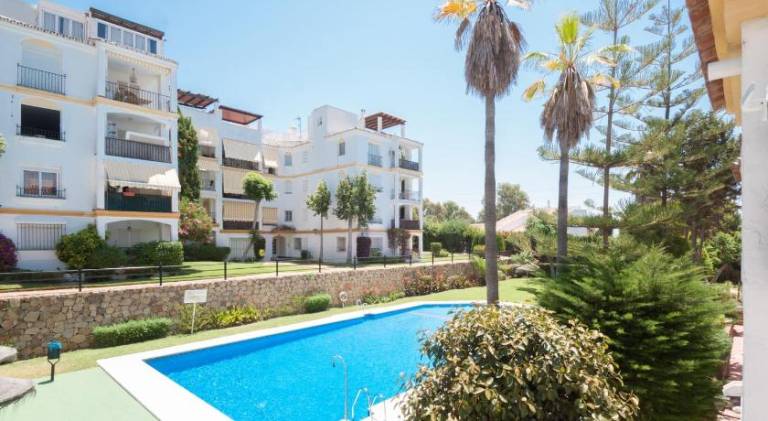 Rental apartment with garden, pool & terrace in Estepona