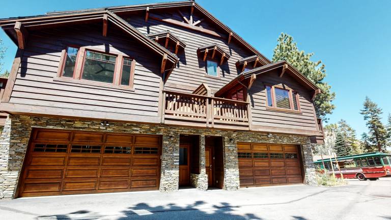Grayfox 2 Pet-Friendly, 5-Star with Private Hot Tub, 2 Car Garage and Prime Location — photo 2