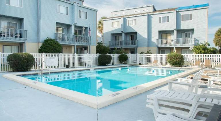 Apartment with pool — photo 3