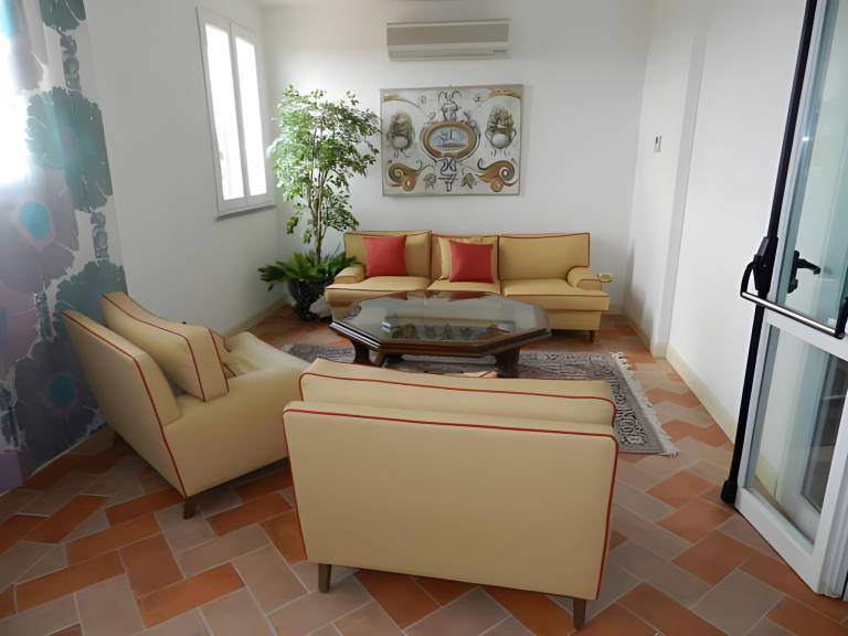 Serviced apartment with terrace, hot tub & yard — photo 5