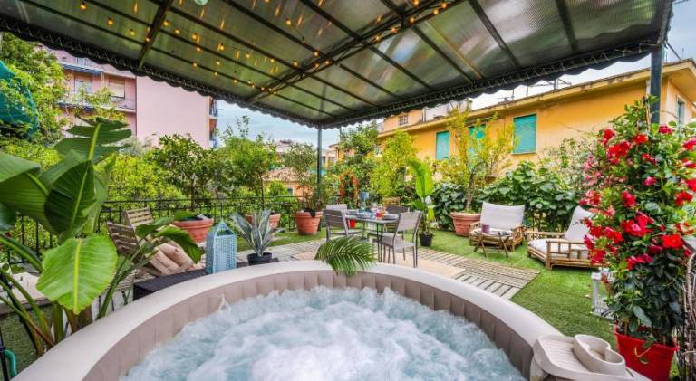 Apartment with pool & hot tub — photo 3