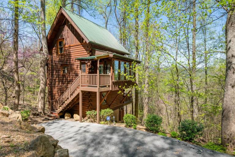 Fully equipped cabin with BBQ, hot tub & pool | Pet-friendly in Sevierville, TN