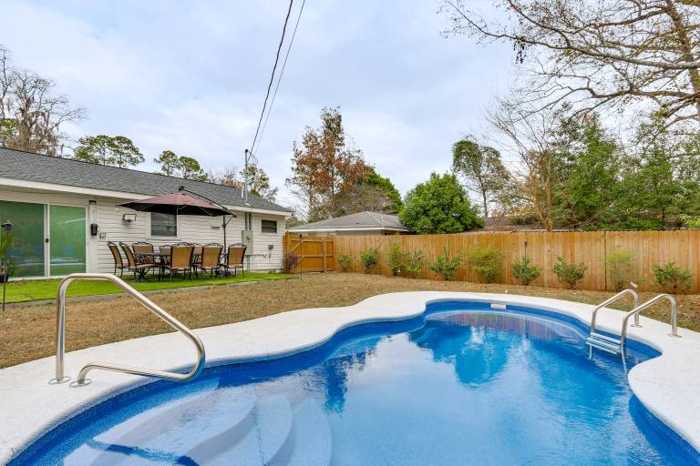 Pool, Hot Tub & Backyard Fun! Savannah Retreat — photo 2