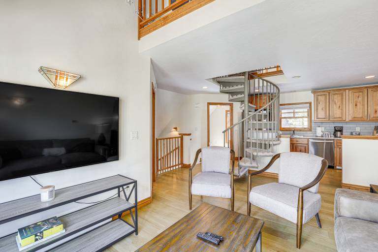 Walk to Ski Gondola: Mtn-View Breckenridge Condo — photo 5