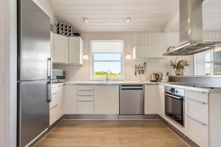 Family-oriented beautiful vacation home with hot tub, barbeque & sauna | Pets are welcome — photo 5