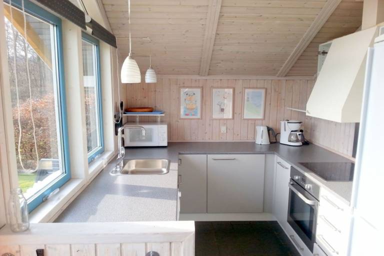 Vacation home with terrace, hot tub & yard | Beach nearby | Pets allowed — photo 4