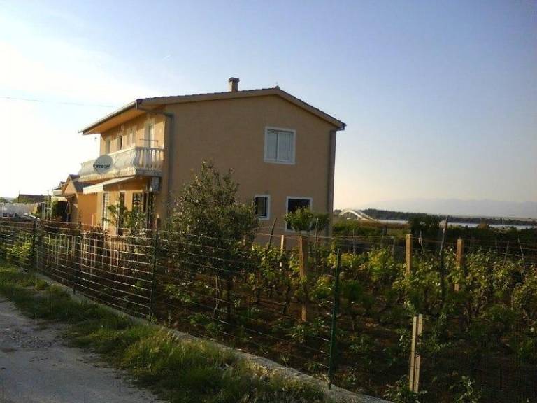 Rental apartment with barbecue & yard in Zadar