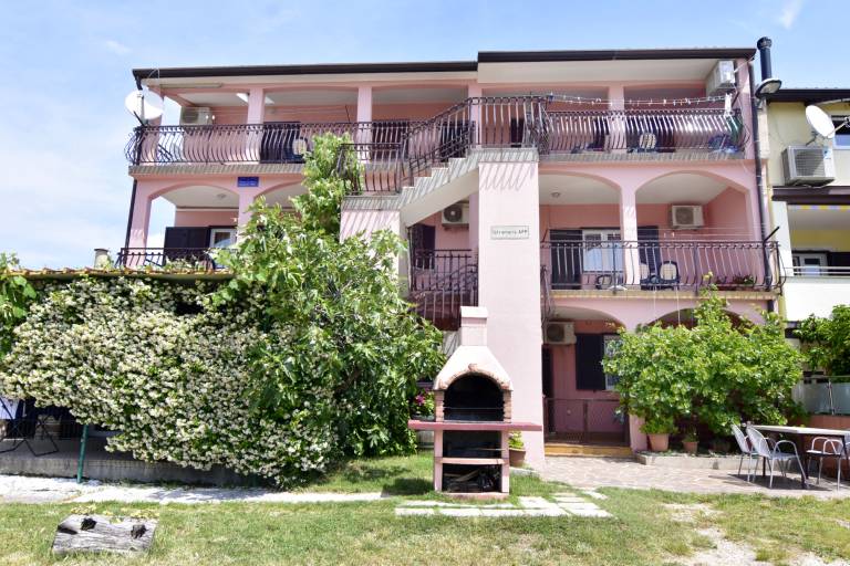 Practical family stay with outdoor area — photo 5