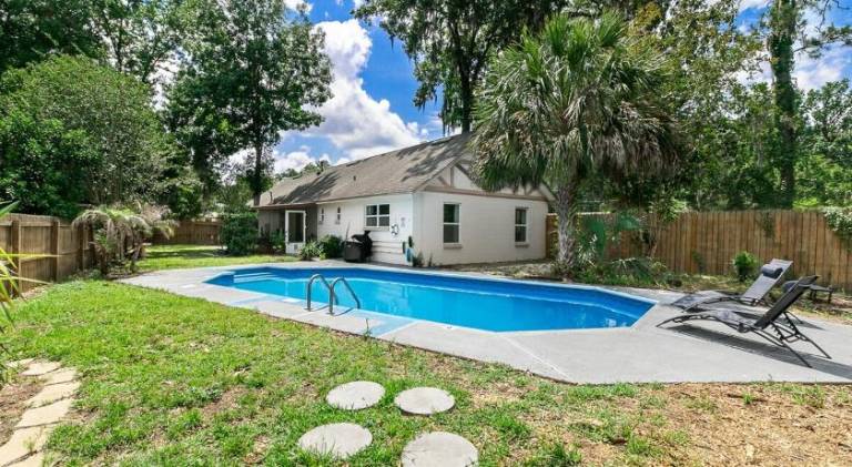 Vacation home with pool — photo 4