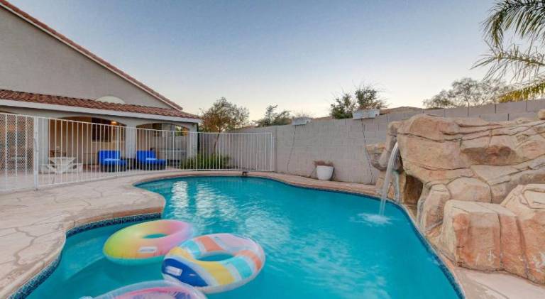 Vacation home with pool & jacuzzi — photo 4