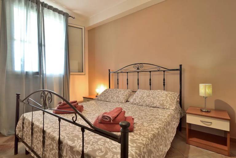 Apartment "LA DIGA Bilocale fronte-mare" with Sea View, Garden & Wi-Fi — photo 3