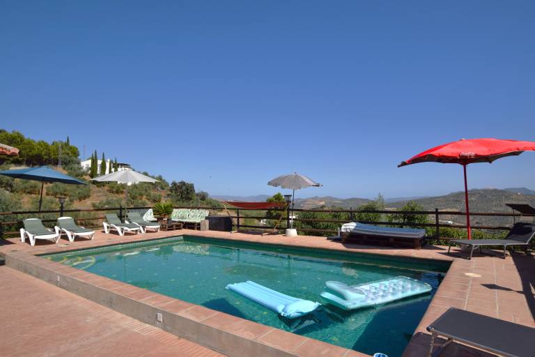 Fully equipped villa with grill, patio & yard | Dogs allowed — photo 2