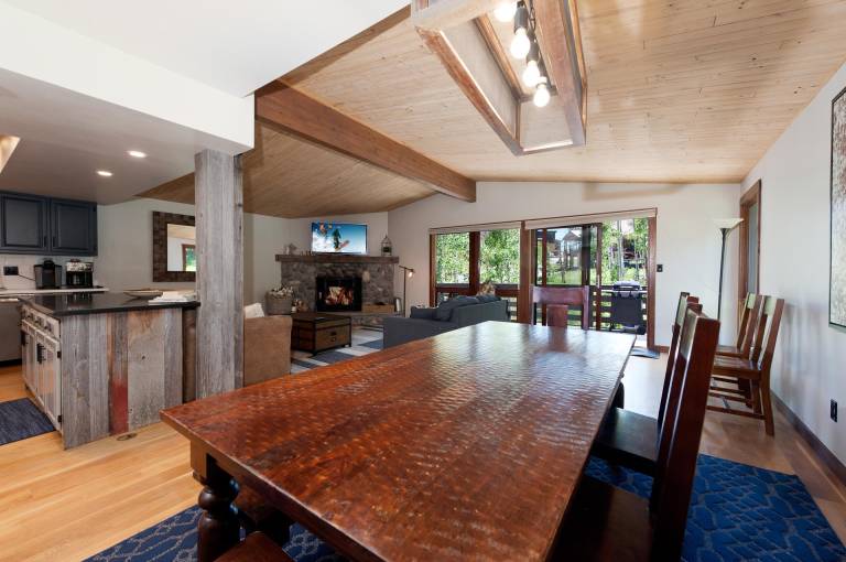 Condo with hot tub, BBQ & heated pool | Mountain view — photo 3