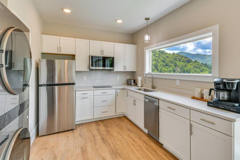 Cozy 2BR/2BA Mtn Escape w/ views in Maggie Valley — photo 2