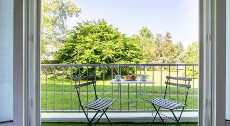 Apartment with yard — photo 4