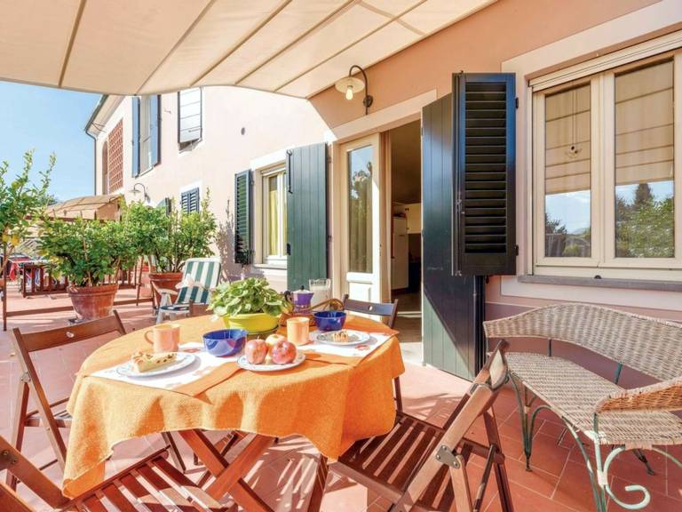 Vacation home with garden, barbecue & patio — photo 2