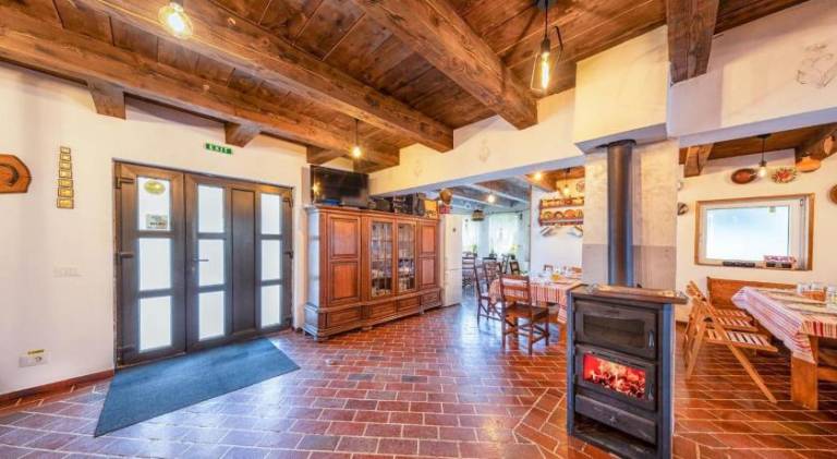 Pleasant lodge with terrace, garden & jacuzzi | Pets are welcome — photo 2