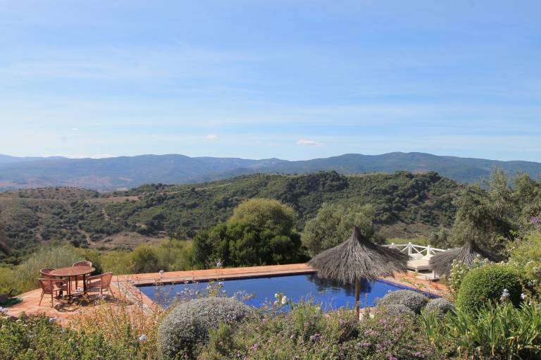 Vacation home with BBQ, terrace & garden — photo 4
