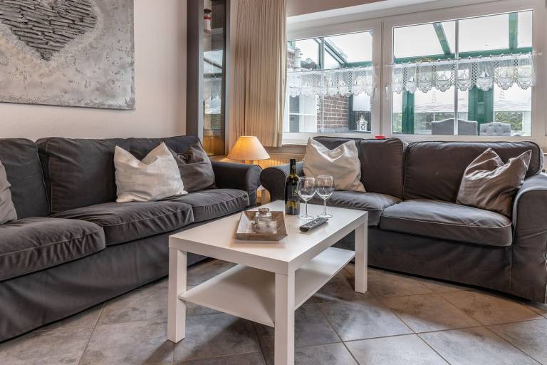 Modernes, liebevoll eingerichtetes Ferienhaus in ruhiger Sackgassenlage – mit beheiztem Wintergarten, offenem Wohnkonzept, großer Terrasse und Garten. Platz für bis zu 7 Personen plus Kleinkind, zwei PKW-Stellplätze inklusive. — photo 2
