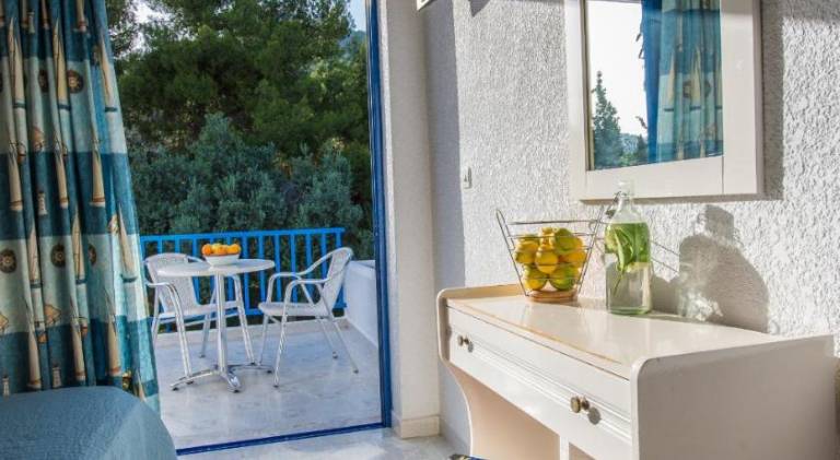 Serviced apartment with terrace, pool & hot tub — photo 3