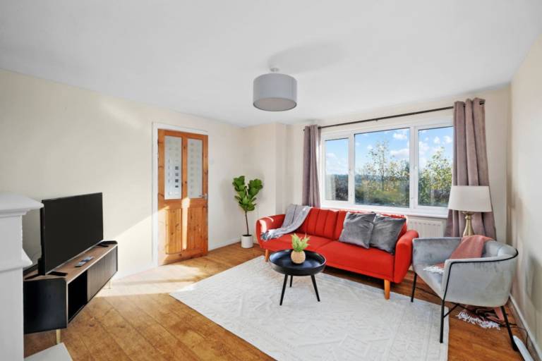 Family-oriented vacation home with yard | Pet-friendly — photo 2