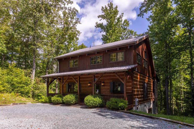 Walk in the Clouds - Rustic Cabin with Hot Tub, Outdoor fireplace, Fenced Dog Area — photo 2