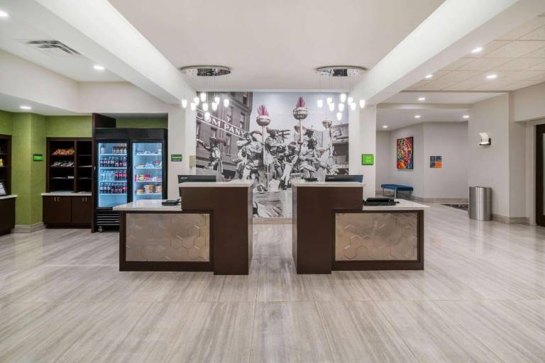 La Quinta Inn & Suites by Wyndham Mobile — photo 3