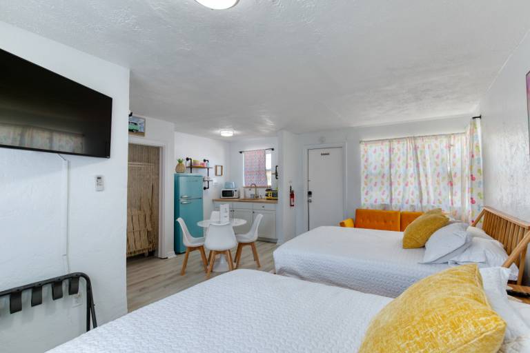 Pineapple Shores Retro Inn Unit 4