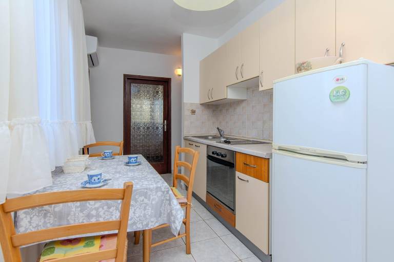Apartment with yard & barbecue | Close to Ban Jelačić Square | Sea view — photo 3