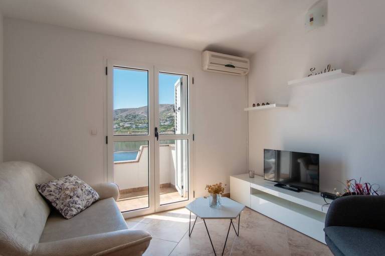 Apartment with barbeque & patio — photo 3