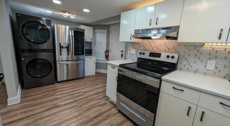 Rental apartment with yard & patio — photo 2
