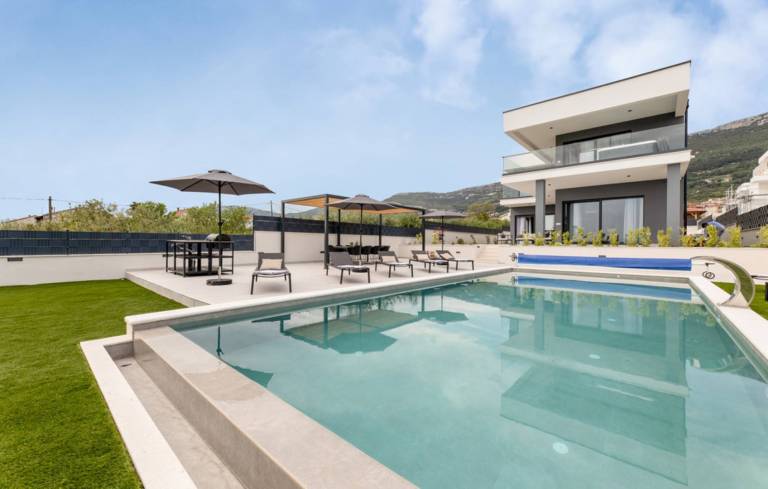 Child-friendly charming villa with sauna, BBQ & yard | Mountain view | Pets are welcome in Trogir