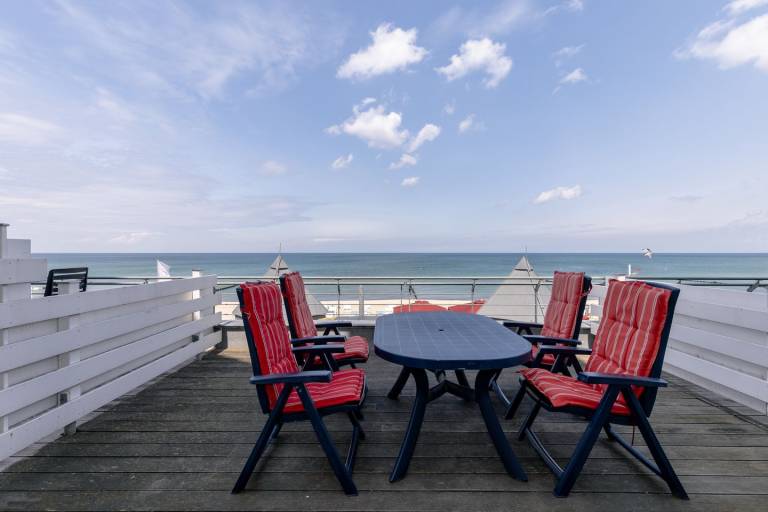 Schöne Ferienwohnung mit großem Balkon und einmaligem Blick auf Strand und Meer! — photo 5