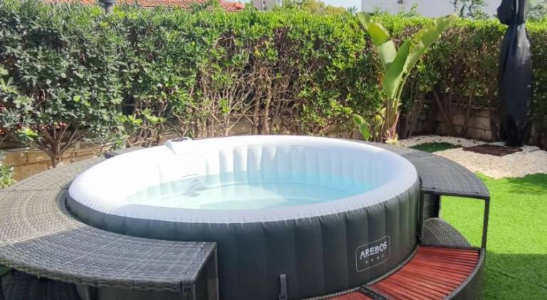 Villa with hot tub & pool | Pets are welcome — photo 5