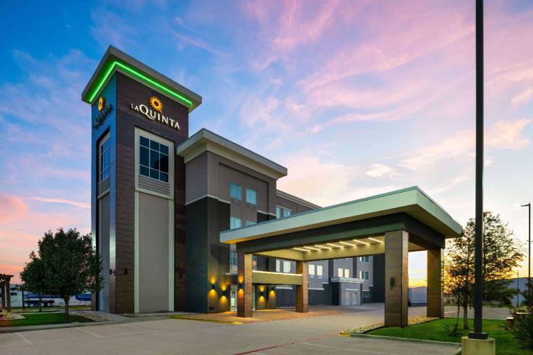 La Quinta Inn & Suites by Wyndham Denton - University Drive — photo 3