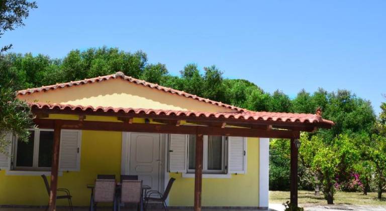 House with terrace & yard — photo 5