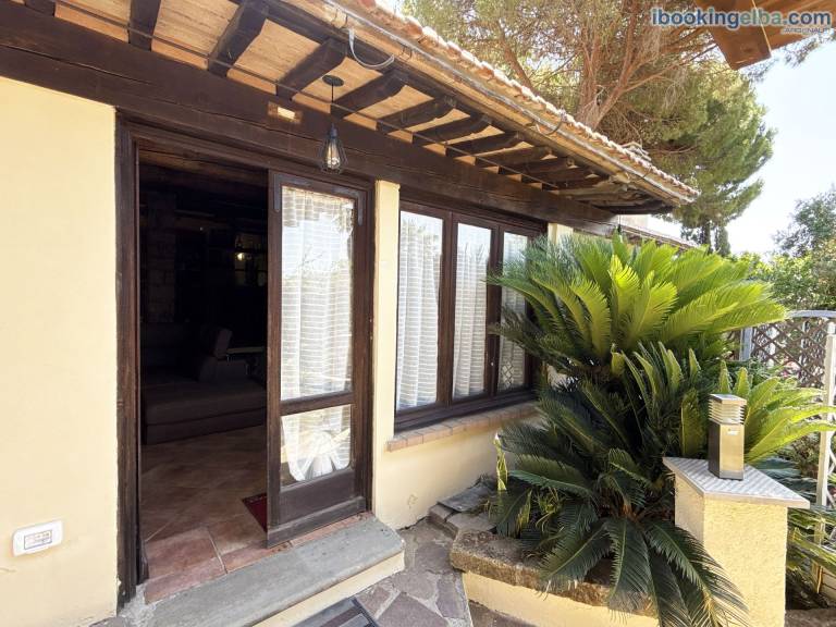 Rental apartment with barbeque & yard — photo 2