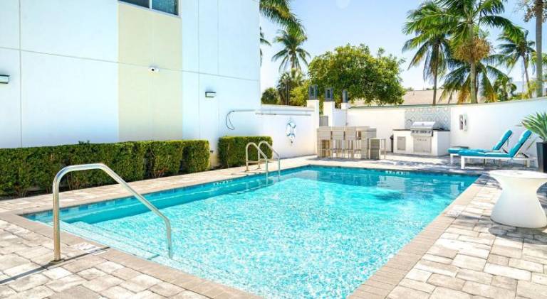Luxury - 2BR 2BA - Balcony - Right Across From the Beach — photo 3