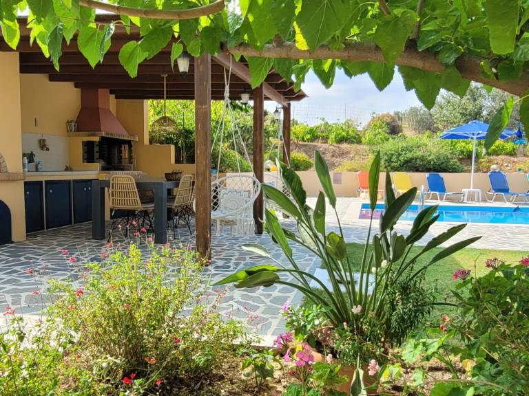House with private pool, patio & BBQ — photo 4