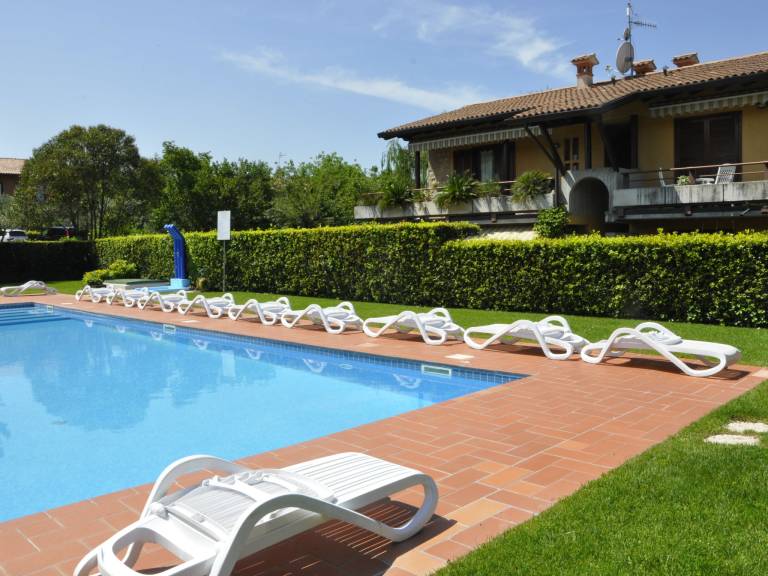 Rental apartment with yard & pool — photo 2