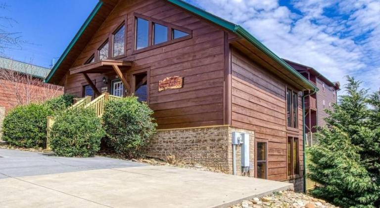 House with hot tub | Pets are welcome in Pigeon Forge, TN