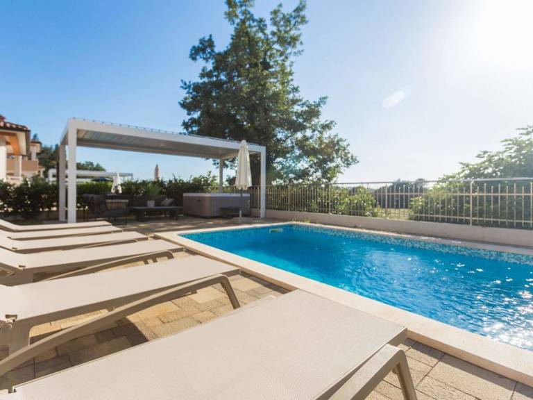 Big house with patio, garden & private pool | Pet-friendly — photo 5