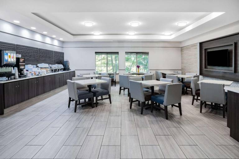 La Quinta Inn & Suites by Wyndham Norfolk — photo 2