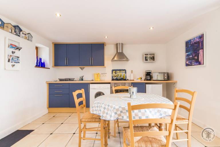 Gite with barbecue, terrace & yard — photo 4