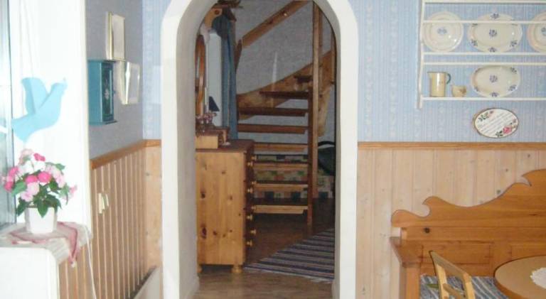 Lodge with grill, terrace & yard — photo 2