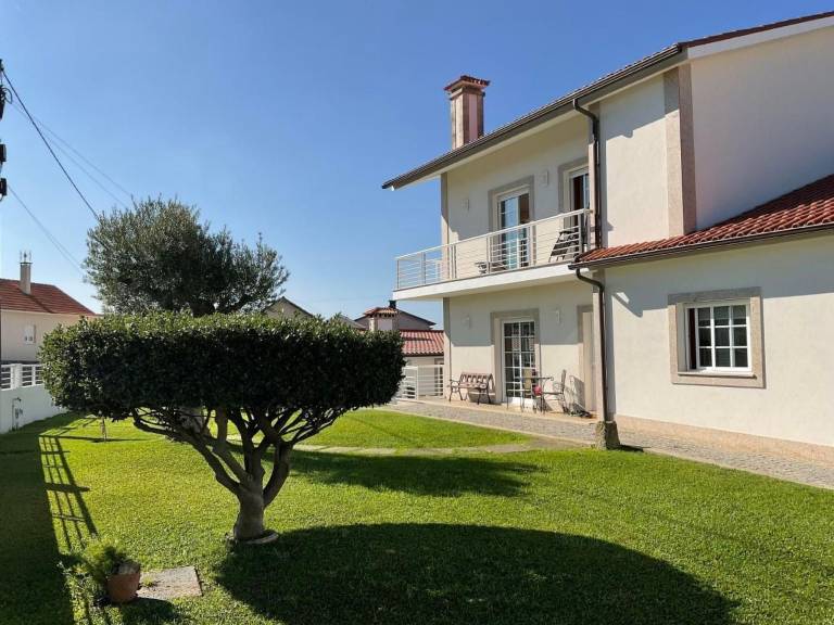 Fully equipped lovely vacation home with barbecue, garden & terrace | Sea view | Suitable for remote work | Dogs allowed in Braga